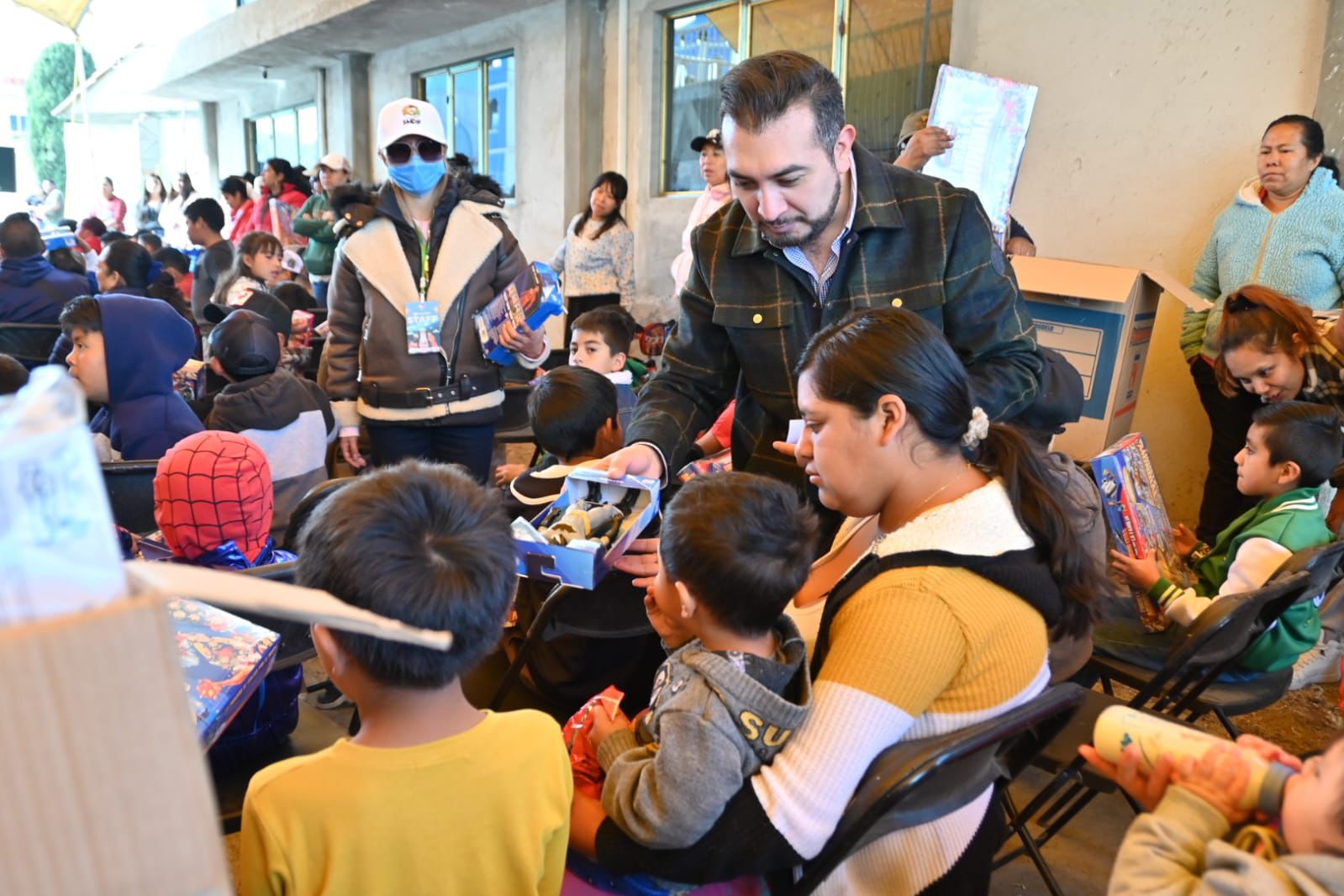Viven niñas y niños de Huamantla la magia de los Reyes Magos con la caravana que guía Chava Santos